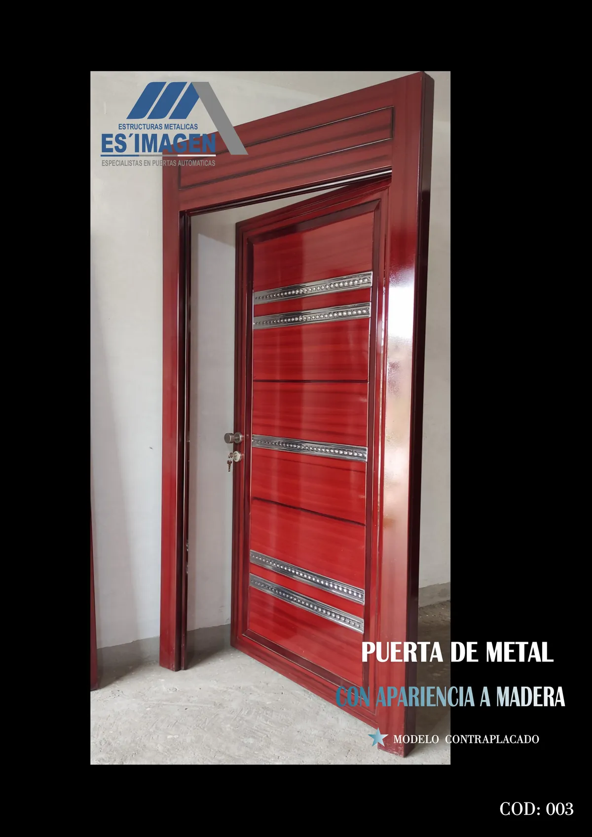 Foto real de la puerta de metal contraplacada con acabado tipo madera, modelo COD003