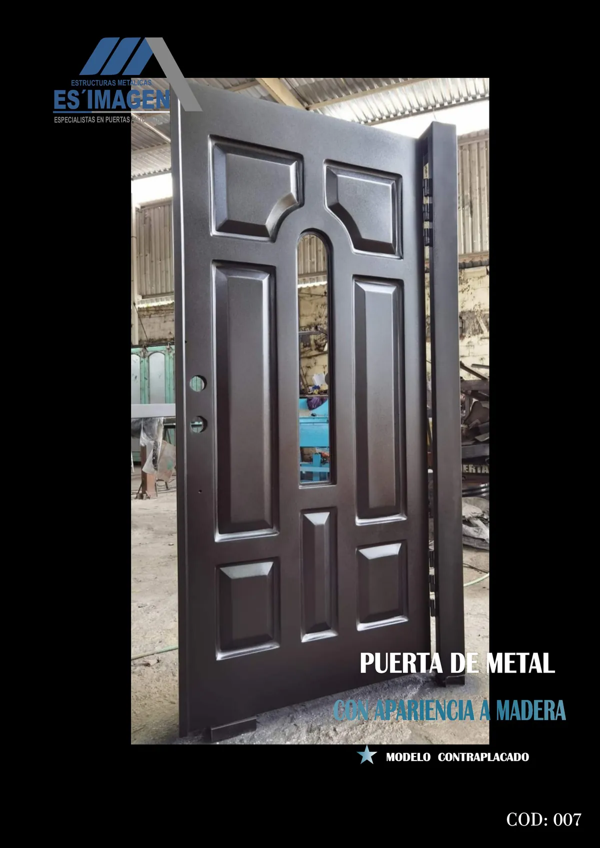 Foto real de la puerta de metal contraplacada con acabado tipo madera, modelo COD007