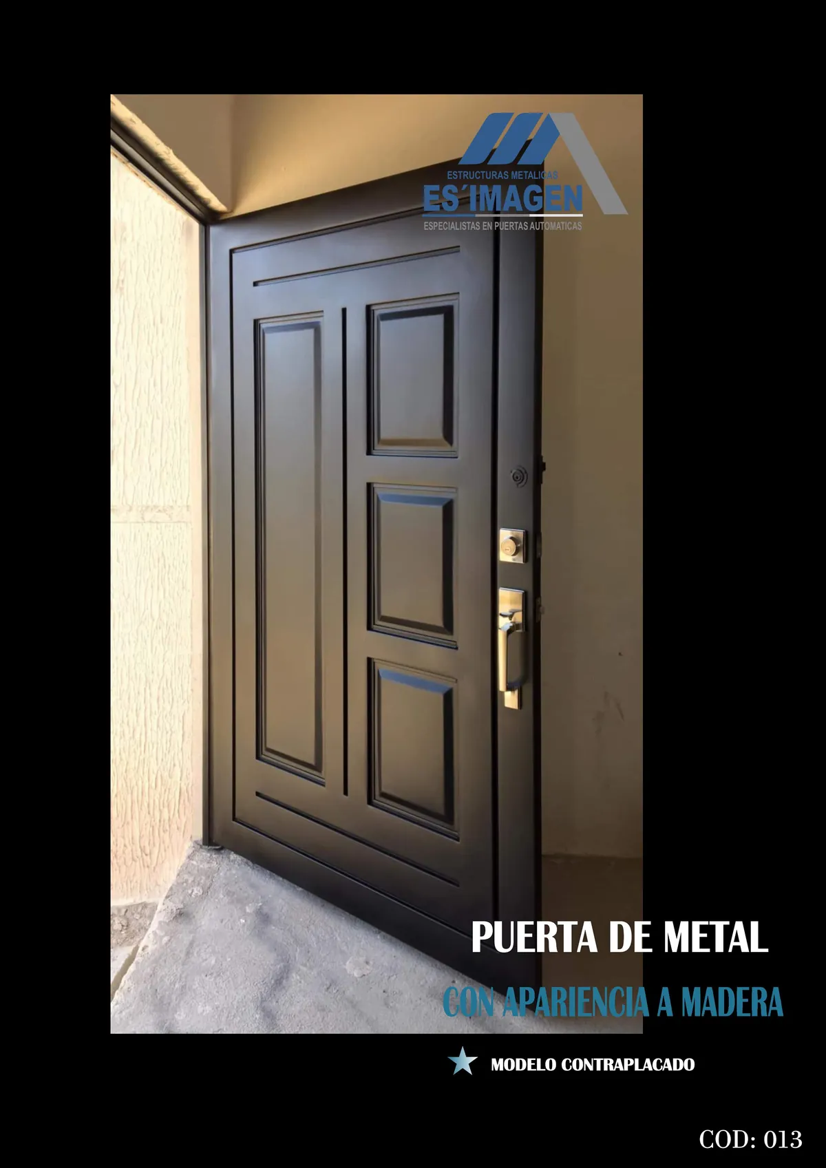 Foto real de la puerta de metal contraplacada con acabado tipo madera, modelo COD013