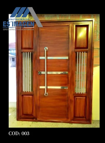 Foto real de la puerta de metal con acabado tipo madera y aplicaciones de acero inoxidable, modelo PCOD003