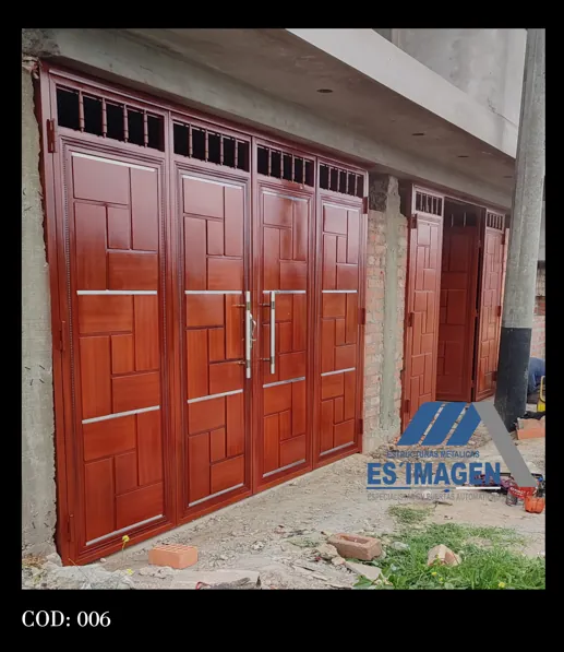 Foto real del portón de metal de 4 hojas con acabado tipo madera, modelo PCOD006