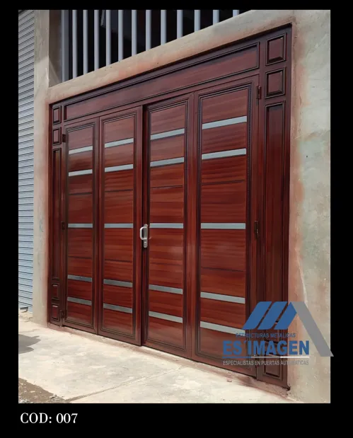 Foto real del portón de metal de 4 hojas con acabado tipo madera, modelo PCOD007