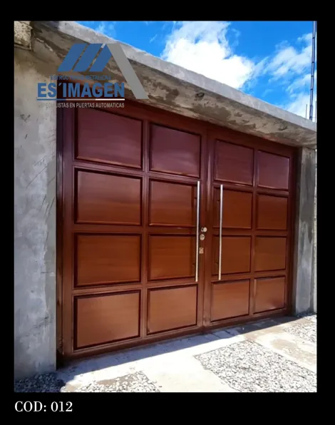 Foto real del portón de metal de 4 hojas con acabado tipo madera, modelo PCOD012