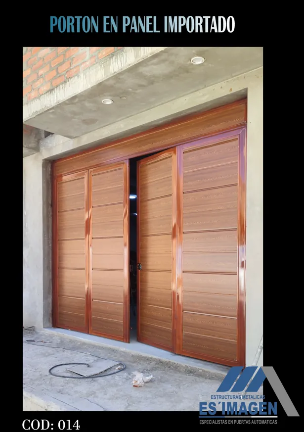 Foto real del portón de metal de 4 hojas con acabado tipo madera, modelo PCOD014