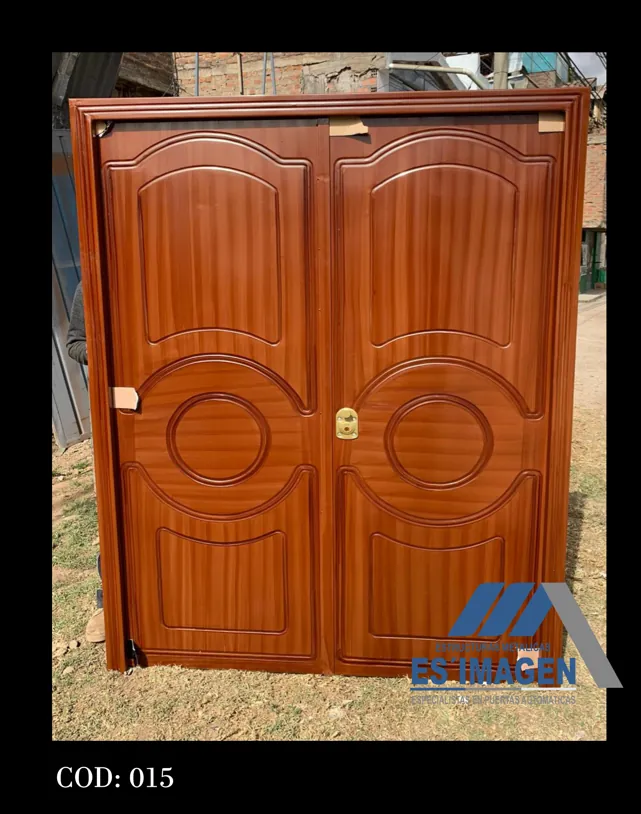Foto real del portón de metal de 2 hojas con acabado tipo madera, modelo PCOD015