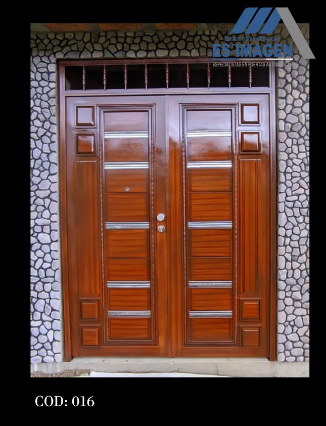 Foto real del portón de metal de 2 hojas con acabado tipo madera, modelo PCOD016