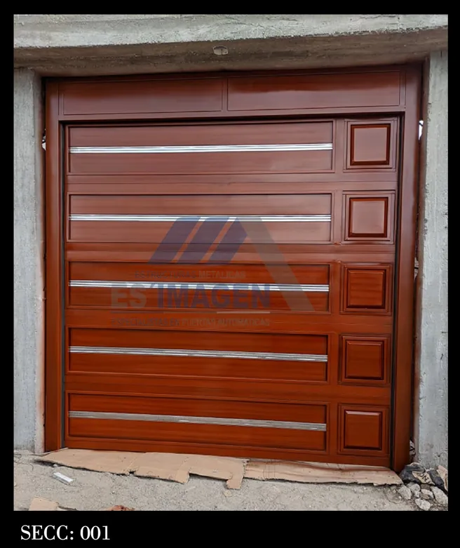 Foto real del portón seccional de metal con acabado tipo madera, modelo PSECC001