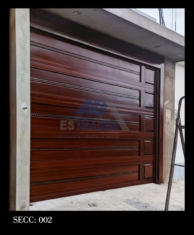 Foto real del portón seccional de metal con acabado tipo madera, modelo PSECC002