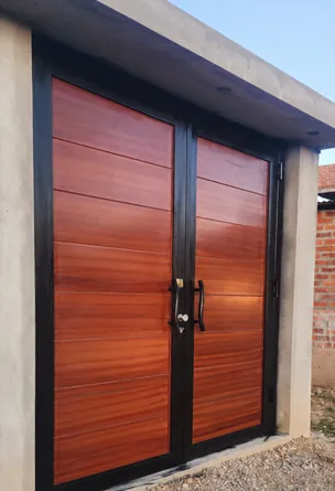 Portón de dos hojas con acabado tipo madera y marco negro